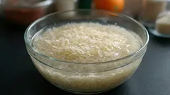 Um pequeno segredo antes de cozinhar: deixa o arroz mais solto