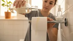 Molho um rolo de papel higiénico em vinagre e coloco-o num canto: muitos não percebem porquê, mas depois fazem o mesmo