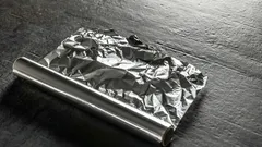 Por que é que os dois lados da folha de alumínio são diferentes e para que servem cada um deles?