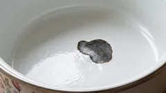 Até uma grande lasca pode ser reparada: como restaurar o esmalte danificado na loiça?