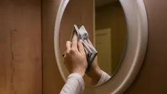 Por que não deve lavar os espelhos com limpa-vidros: muitos cometem este erro