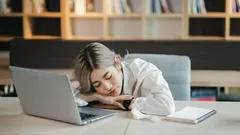 Dormiste pouco? 7 truques rápidos para aguentar o dia sem colapsar