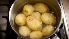 Adicione este ingrediente antes de cozinhar as batatas — ficam aromáticas, soltas e muito saborosas