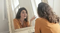 Por que é que algumas pessoas falam sozinhas em voz alta, do ponto de vista psicológico?