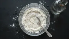 Misturar farinha com vinagre: por que é recomendável e como pode usar esta mistura em casa?