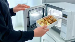 O que nunca deve aquecer no micro-ondas?