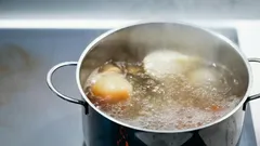 É possível cozinhar ovos depois de ultrapassado o prazo de validade?