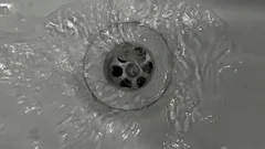 Desentupir os ralos da cozinha sem produtos químicos: 3 métodos seguros para remover entupimentos de gordura