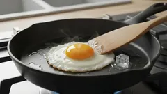 Este truque vai mudar a sua vida: sabe por que deve adicionar gelo ao fritar ovos?