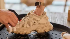 Como se deve lavar corretamente os ténis de camurça para não os estragar.