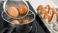 Em que água é melhor começar a cozer ovos: em água a ferver ou fria? E há diferença?