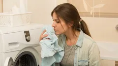 A roupa cheira mal depois de cada lavagem: a culpa não é do detergente, nem sequer da máquina