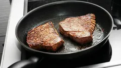 Se, durante a fritura, a comida pegar à frigideira, experimente este método — ajuda a resolver o problema.