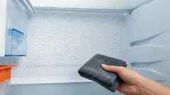 Como eliminar o gelo acumulado no frigorífico: métodos eficazes com uma toalha e medidas preventivas