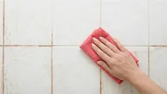 Como evitar o escurecimento das juntas entre os azulejos: este método resolve o problema durante muito tempo