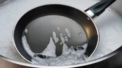 Queimou a frigideira? Experimente este método antes de a deitar fora