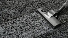 Polvilhe este ingrediente de cozinha e passe o aspirador – o seu tapete ficará com um cheiro e um aspeto de novo.