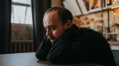 Em que idade é que as pessoas se sentem mais infelizes? Um estudo realizado por investigadores