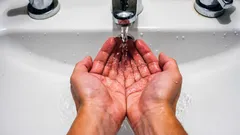 Porque surgiu a ideia de que não se pode lavar as mãos na casa de banho do avião e será isso verdade?