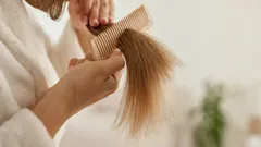 Cuidados com o cabelo após os 45 anos: tratamentos que restauram o brilho e reduzem a quebra.