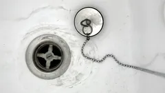 O que fazer se surgir um cheiro desagradável de esgoto na casa de banho ou na cozinha?