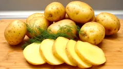 Preparar batatas sem água e sem caldo: um velho truque culinário que as deixa incrivelmente saborosas