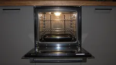 Porque deve deixar a porta do forno aberta depois de cozinhar: um truque para uma pequena poupança