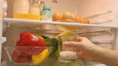 Um copo de sal no frigorífico resolve um problema comum: um truque simples para donas de casa preguiçosas.