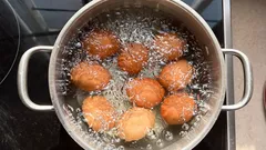 Por que deve agitar os ovos antes de os cozer: um truque que não conhecia