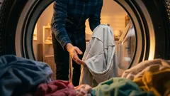 Por que deve virar a roupa do avesso ao lavar? Razões fortes para o fazer quando necessário.