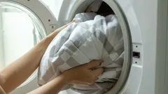 Como lavar um edredão ou uma manta que não cabe na máquina de lavar?