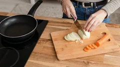 O que refogar primeiro: a cebola ou a cenoura, para obter uma base de legumes perfeita para sopa?