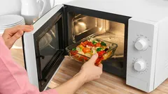 Toda a gente deve saber quais os alimentos que não se devem aquecer no micro-ondas e porquê