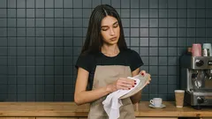 É preciso secar a loiça depois de a lavar? O que acontece se a deixar muitas vezes molhada?