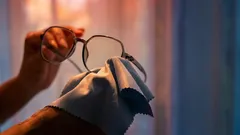Sem detergente nem álcool: a forma correta de limpar as lentes sem danificar o vidro