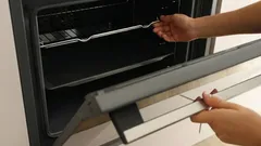 Por que se deve deixar a porta do forno aberta durante algum tempo após a cozedura