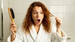 Na internet, está a ganhar popularidade uma máscara capilar caseira, barata, de dois ingredientes.